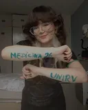 Estudante aprovada em Medicina na UniRV, com o curso e a instituição escritos nos braços