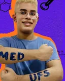 Estudante aprovado em Medicina na UFS, com o curso e a instituição escritos nos braços